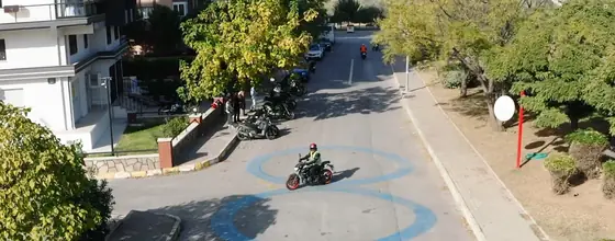 Motosiklet sınav parkurunda sekiz çizme çalışması
